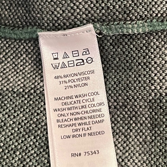 JNY JONES NEW YORK Green Plaid Mock-Neck
Pullover Sweater Size XS - Picture 6 of 6